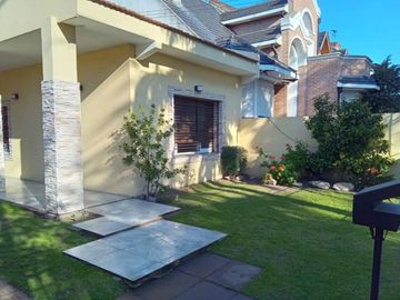 Casa en venta - 4 Dormitorios 4 Baños - 531,50mts2 - Merlo