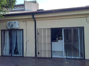 Casa en venta - 4 Dormitorios 4 Baños - 531,50mts2 - Merlo