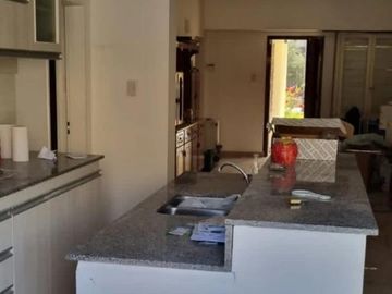 Casa en venta - 4 Dormitorios 4 Baños - 531,50mts2 - Merlo