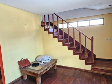 Venta PH en Flores - 5 amb. con patio y parrilla.