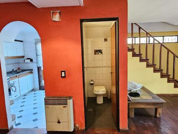 Venta PH en Flores - 5 amb. con patio y parrilla.