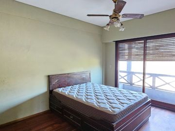 Venta PH en Flores - 5 amb. con patio y parrilla.