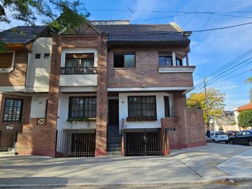 Venta PH en Flores - 5 amb. con patio y parrilla.