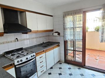 Venta PH en Flores - 5 amb. con patio y parrilla.