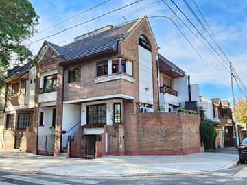 Venta PH en Flores - 5 amb. con patio y parrilla.