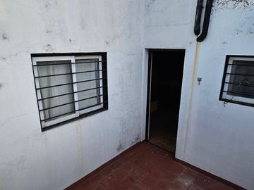Venta PH en Flores - 5 amb. con patio y parrilla.