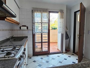 Venta PH en Flores - 5 amb. con patio y parrilla.