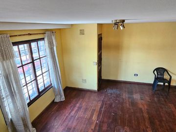 Venta PH en Flores - 5 amb. con patio y parrilla.