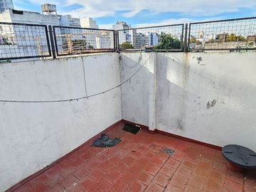 Venta PH en Flores - 5 amb. con patio y parrilla.