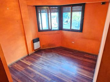 Venta PH en Flores - 5 amb. con patio y parrilla.