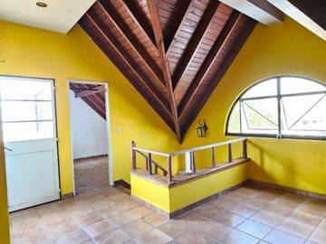 Venta PH en Flores - 5 amb. con patio y parrilla.