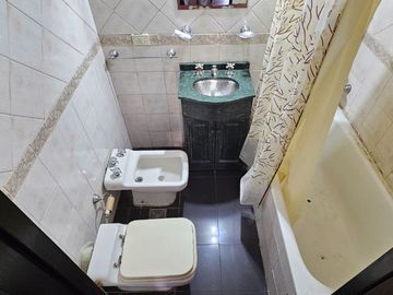 Venta PH en Flores - 5 amb. con patio y parrilla.