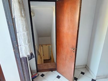 Venta PH en Flores - 5 amb. con patio y parrilla.