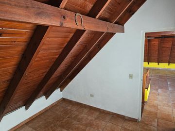 Venta PH en Flores - 5 amb. con patio y parrilla.