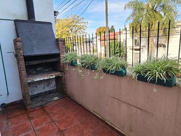 Venta PH en Flores - 5 amb. con patio y parrilla.