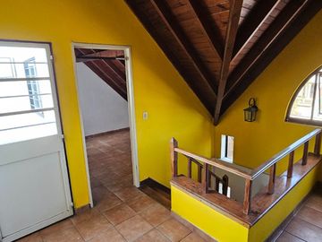 Venta PH en Flores - 5 amb. con patio y parrilla.