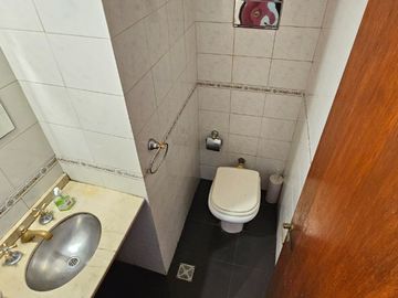 Venta PH en Flores - 5 amb. con patio y parrilla.