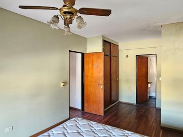 Venta PH en Flores - 5 amb. con patio y parrilla.