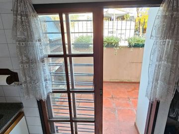 Venta PH en Flores - 5 amb. con patio y parrilla.