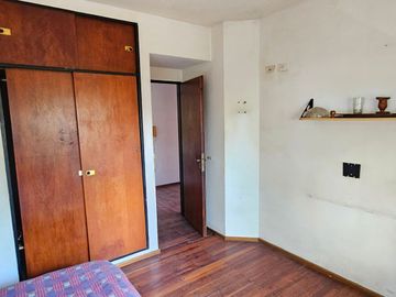 Venta PH en Flores - 5 amb. con patio y parrilla.