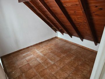 Venta PH en Flores - 5 amb. con patio y parrilla.