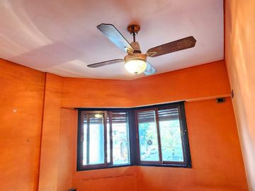 Venta PH en Flores - 5 amb. con patio y parrilla.