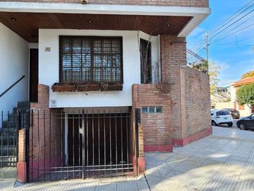 Venta PH en Flores - 5 amb. con patio y parrilla.