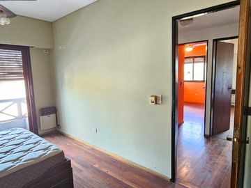 Venta PH en Flores - 5 amb. con patio y parrilla.