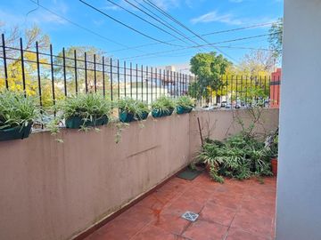 Venta PH en Flores - 5 amb. con patio y parrilla.