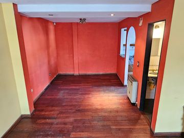 Venta PH en Flores - 5 amb. con patio y parrilla.