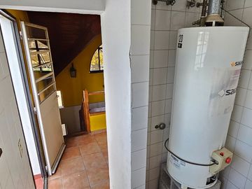 Venta PH en Flores - 5 amb. con patio y parrilla.