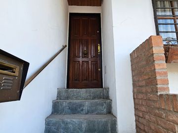 Venta PH en Flores - 5 amb. con patio y parrilla.