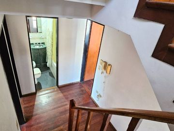 Venta PH en Flores - 5 amb. con patio y parrilla.
