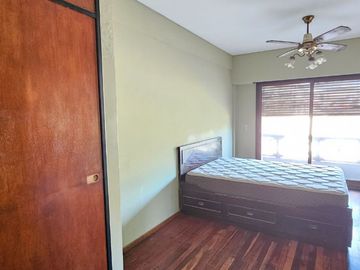 Venta PH en Flores - 5 amb. con patio y parrilla.