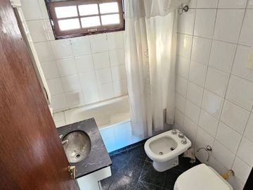 Venta PH en Flores - 5 amb. con patio y parrilla.