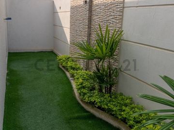 Venta Casa de Estreno en Urbanización Paseo del Sol, Vía a la Costa