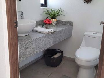 Casa nueva en venta en fraccionamiento con áreas verdes en Toluca, a unos metros de la Av. López Portillo.