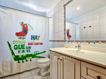 Preciosa casa estilo provenzal a pasos del Colegio Everest