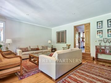 Preciosa casa estilo provenzal a pasos del Colegio Everest