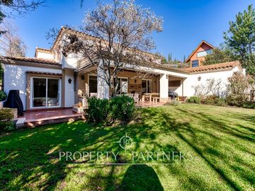 Preciosa casa estilo provenzal a pasos del Colegio Everest