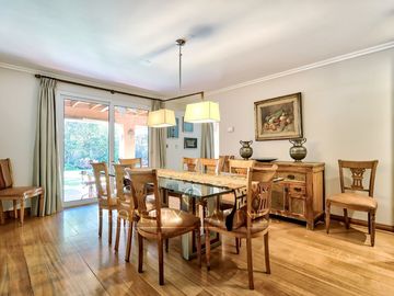 Preciosa casa estilo provenzal a pasos del Colegio Everest