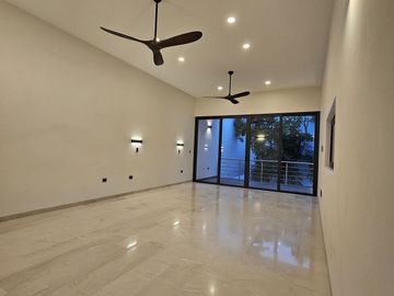 RESIDENCIA DE LUJO EN VENTA UBICADA EN LA PRIVADA BOSQUES DE ALTABRISA, MERIDA.