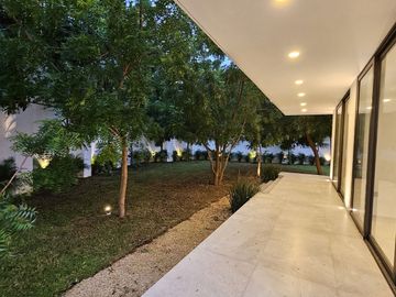 RESIDENCIA DE LUJO EN VENTA UBICADA EN LA PRIVADA BOSQUES DE ALTABRISA, MERIDA.