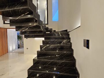RESIDENCIA DE LUJO EN VENTA UBICADA EN LA PRIVADA BOSQUES DE ALTABRISA, MERIDA.