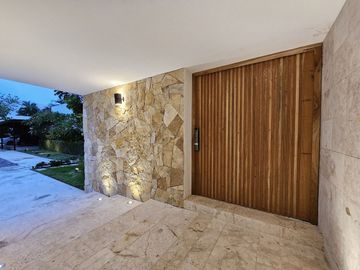 RESIDENCIA DE LUJO EN VENTA UBICADA EN LA PRIVADA BOSQUES DE ALTABRISA, MERIDA.