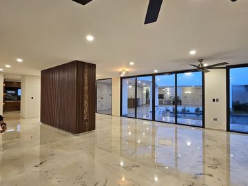 RESIDENCIA DE LUJO EN VENTA UBICADA EN LA PRIVADA BOSQUES DE ALTABRISA, MERIDA.