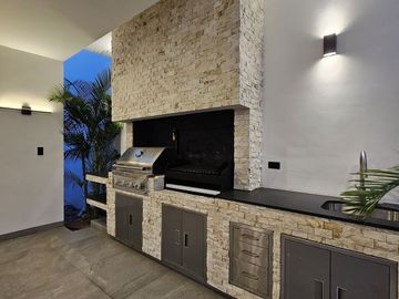 RESIDENCIA DE LUJO EN VENTA UBICADA EN LA PRIVADA BOSQUES DE ALTABRISA, MERIDA.
