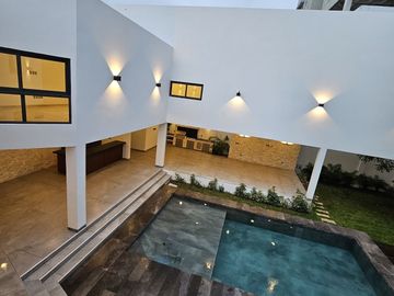RESIDENCIA DE LUJO EN VENTA UBICADA EN LA PRIVADA BOSQUES DE ALTABRISA, MERIDA.
