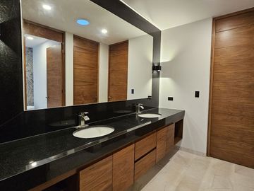 RESIDENCIA DE LUJO EN VENTA UBICADA EN LA PRIVADA BOSQUES DE ALTABRISA, MERIDA.
