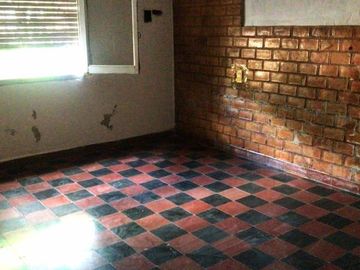 Casa en venta - 5 Dormitorios 2 Baños - Cochera - 250Mts2 - Colón